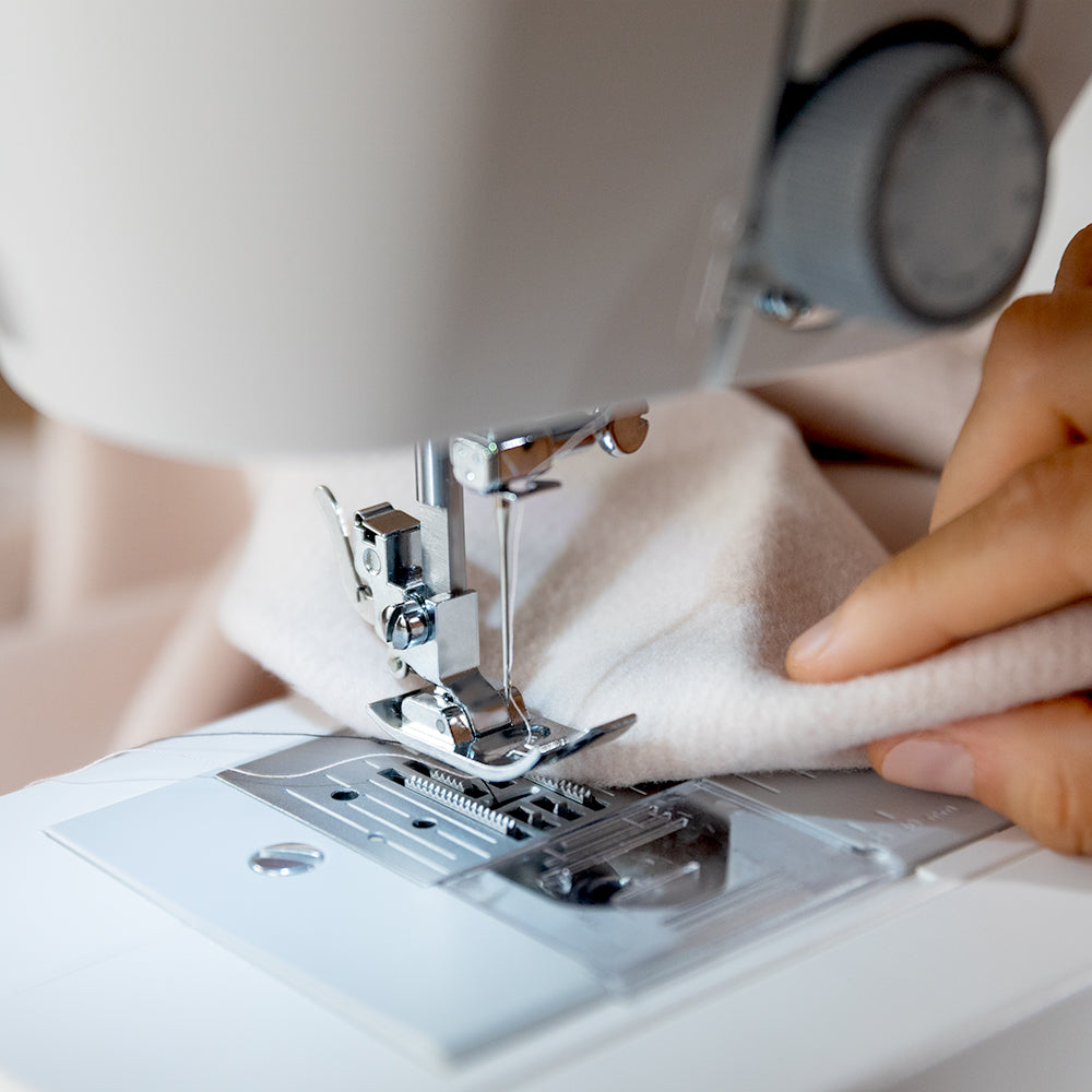 Cecotec BelleCouture 1500 Máquina de Coser 15 Puntadas Fácil para Principiantes Novatos