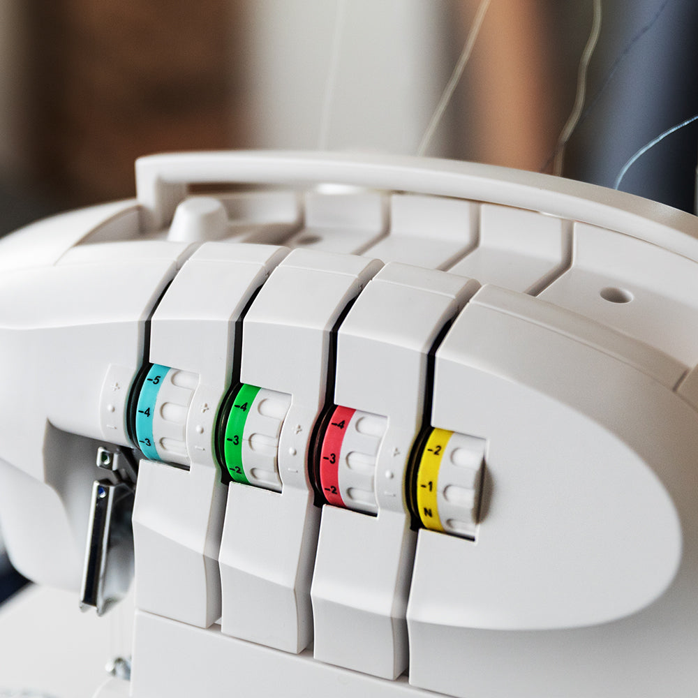 Cecotec BelleCouture Overlock Remalladora 1100 RPM Para Todo Tipo De Tejidos Prensatelas Ajustable